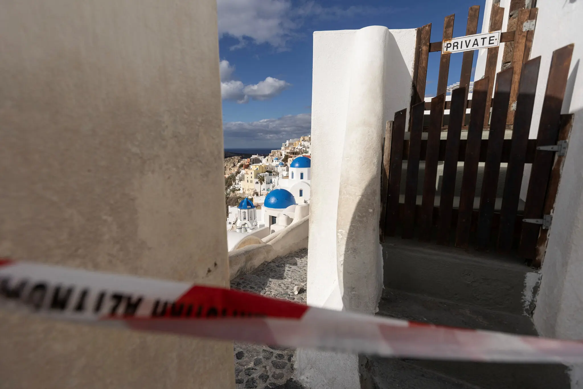 Від незрозумілих треморів до туристичного відродження: Санторіні відкривається для гостей